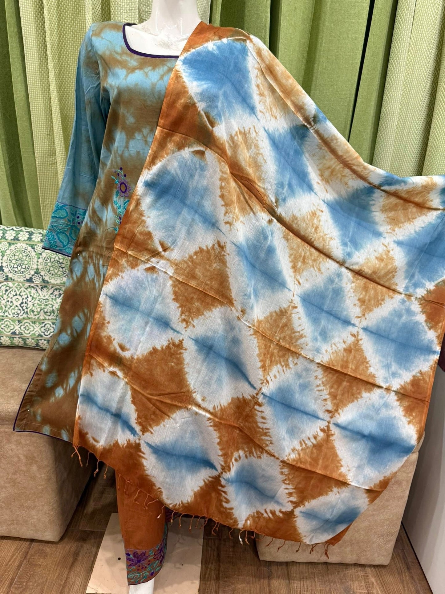 হ্যান্ড এমব্রয়ডারী করা টাইডাই থ্রি পিস