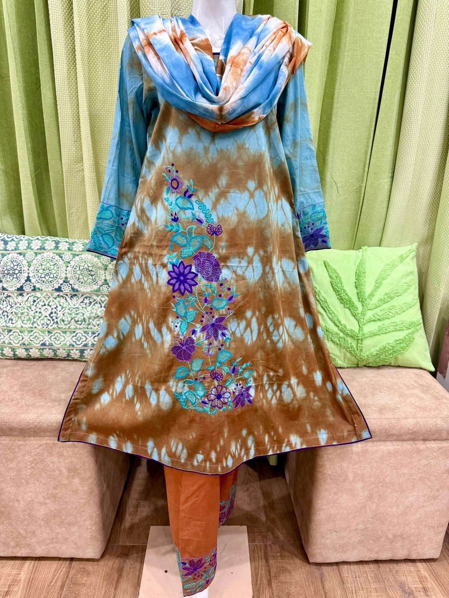 হ্যান্ড এমব্রয়ডারী করা টাইডাই থ্রি পিস