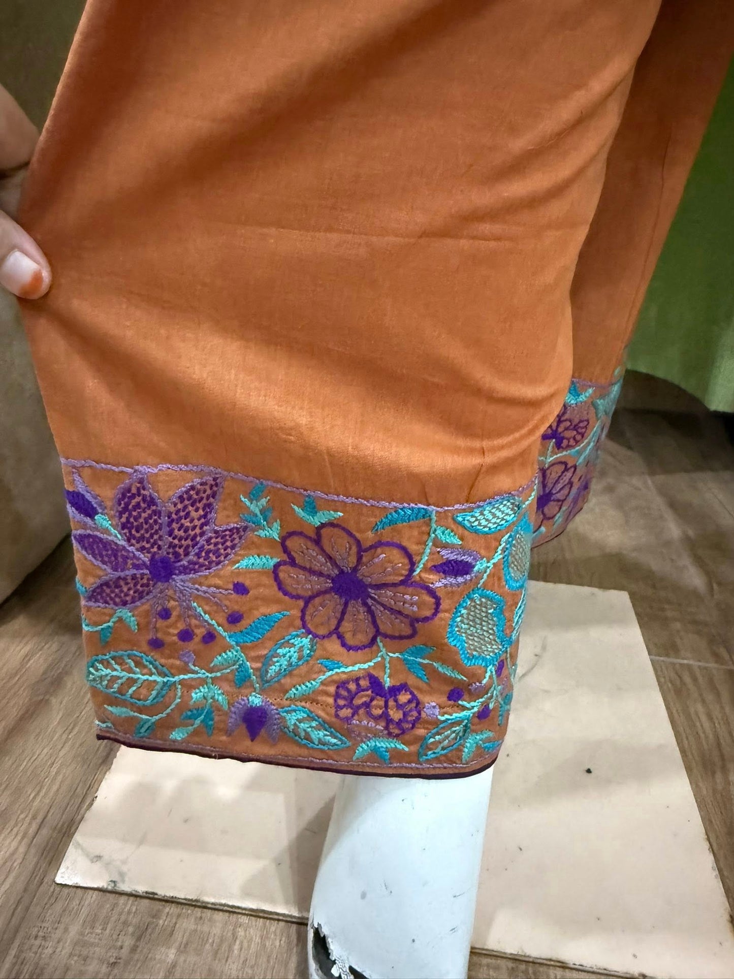 হ্যান্ড এমব্রয়ডারী করা টাইডাই থ্রি পিস