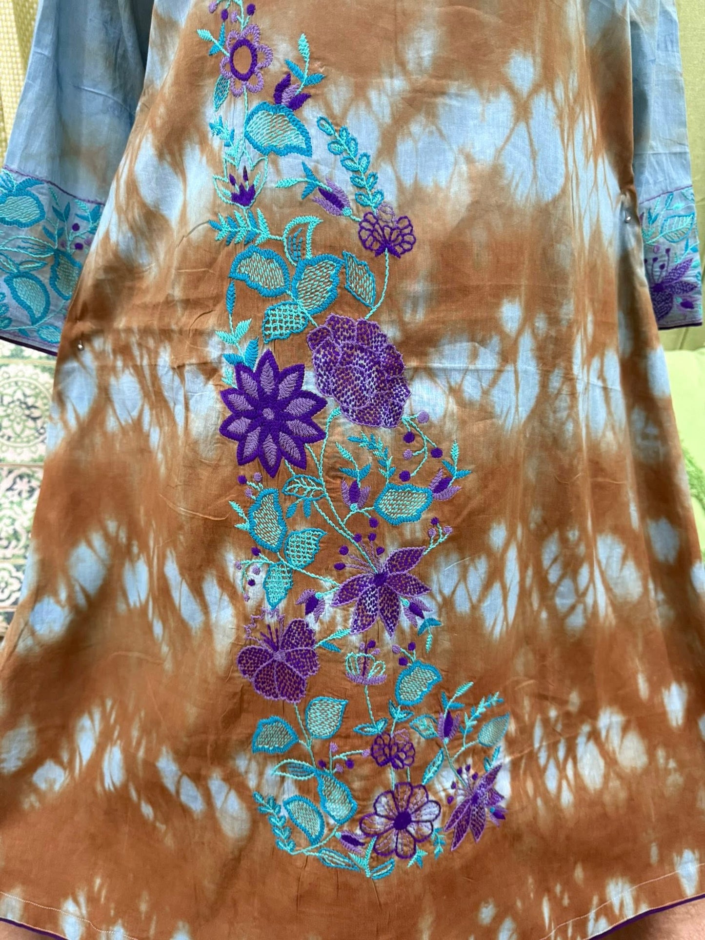 হ্যান্ড এমব্রয়ডারী করা টাইডাই থ্রি পিস